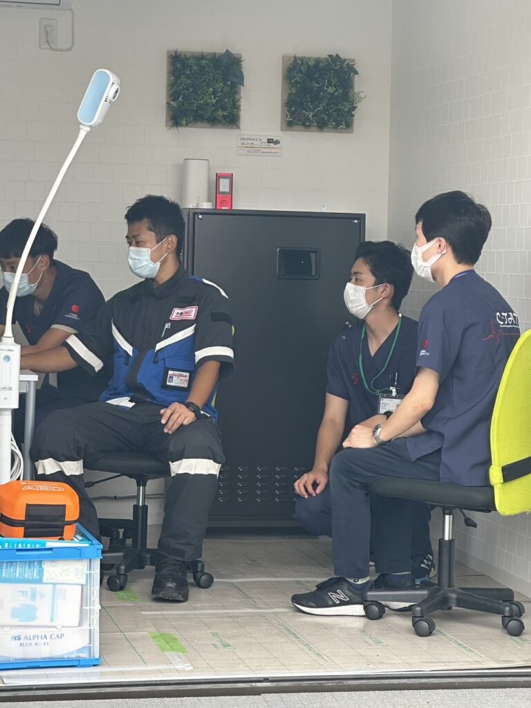 3人、勉強している人、病院、テキストの画像のようです